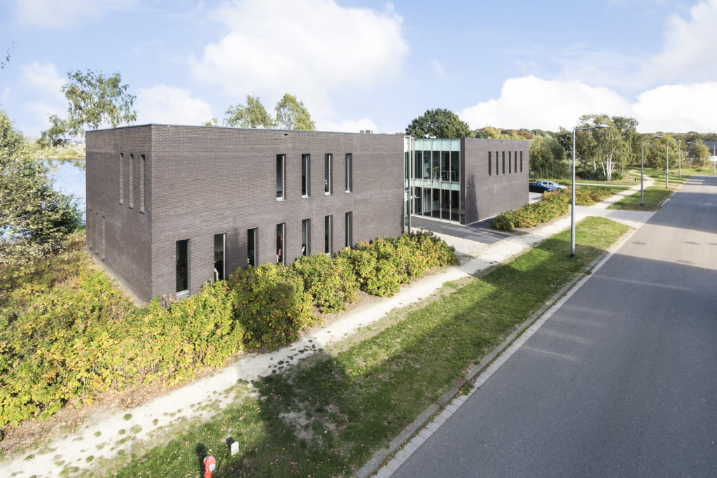 Pand is gesitueerd op een vrijliggend kavel, direct aan het water.